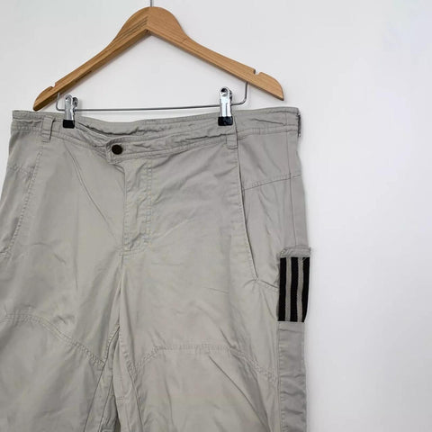 Vintage Adidas Shorts Mens Size XL Beige Outdoor 3-Stripes Pockets Below Knee.