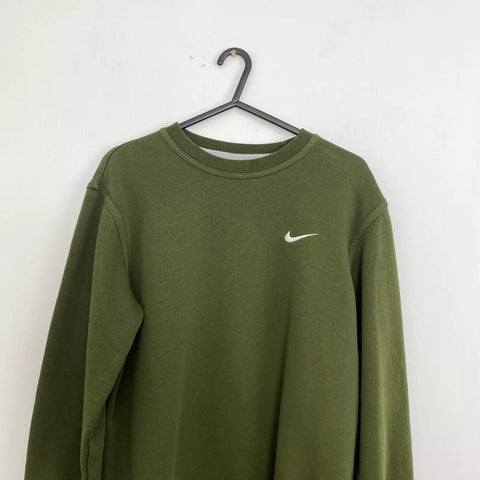 Nike Basic Sweatshirt Mens Size M Khaki Green Crewneck Embroidered Swoosh Logo.